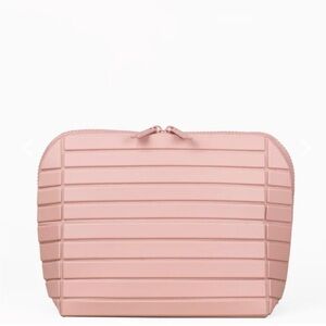 The Medium Blush Traveller Parallelle Cosmetic/Makeup Bag